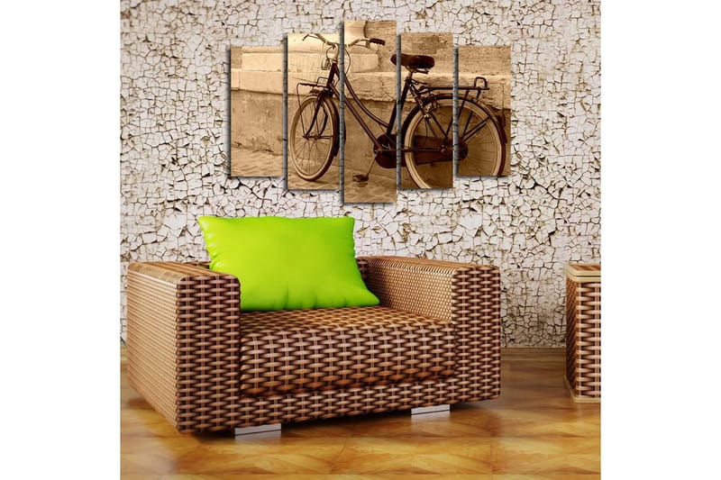 Stort lerretsbilde i 5 deler 105x70 cm - Vintage sykkel lent mot en vegg - Svart / Beige / Brun - Innredning - Bilder & kunst - Lerretsbilder