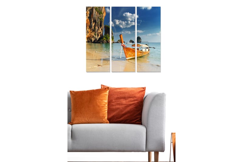 Trelerretsbilde 3-delt 50x70 cm - Båt på en tropisk strand med steiner i bakgrunnen - Oransje / Blå / Grønn - Innredning - Bilder & kunst - Lerretsbilder