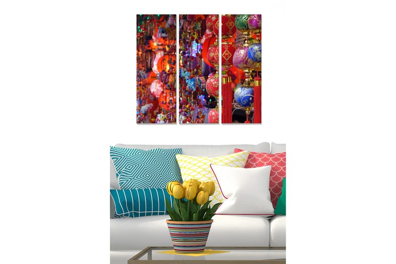 Trelerretsbilde 3-delt 50x70 cm - Fargerike lykter hengende i et livlig markedsmiljø, Rød / Blå / Gull