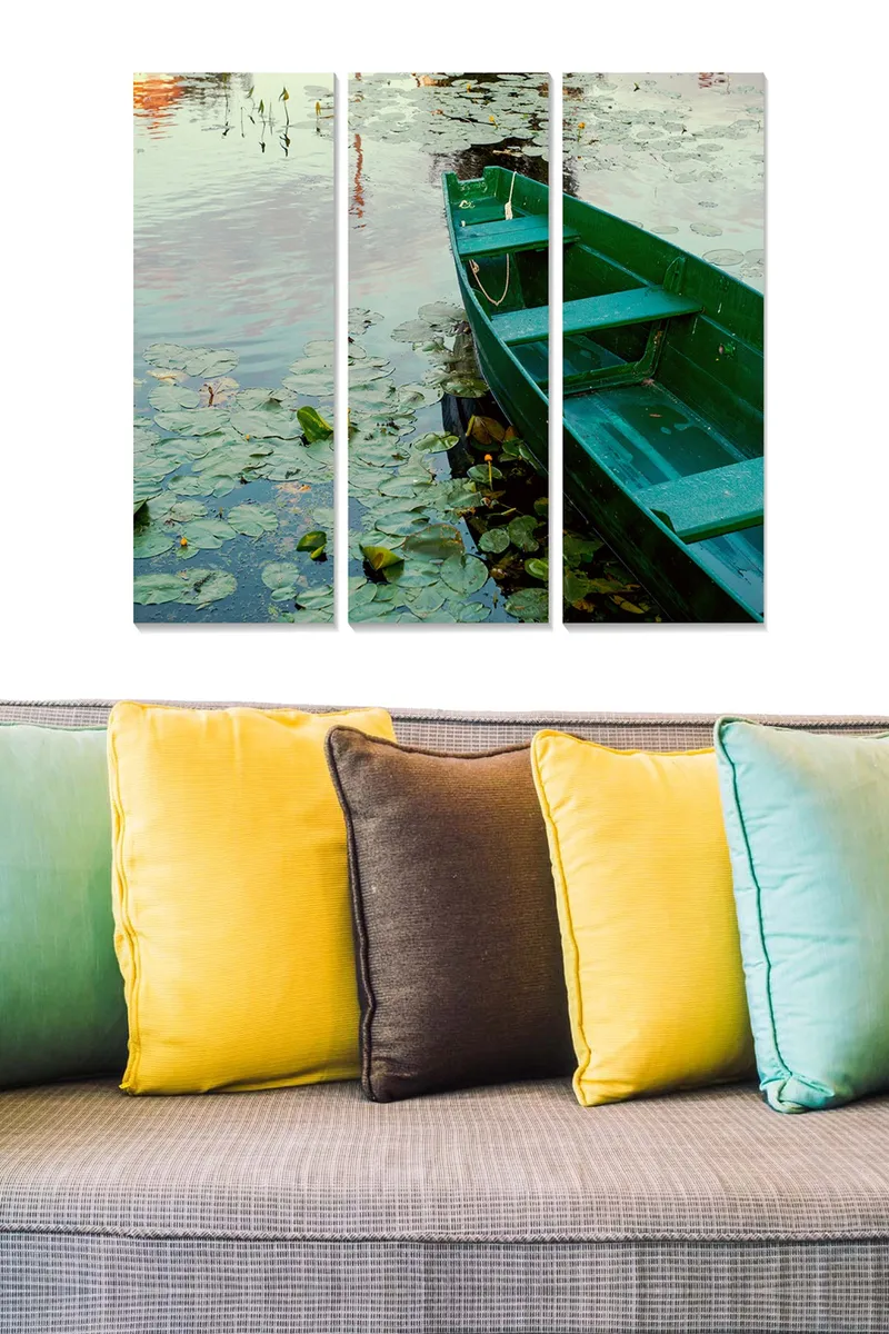 Trelerretsbilde 3-delt 50x70 cm - Grønn båt på speilblankt vann med vannliljer - Grønn / Blå / Beige - Innredning - Bilder & kunst - Lerretsbilder
