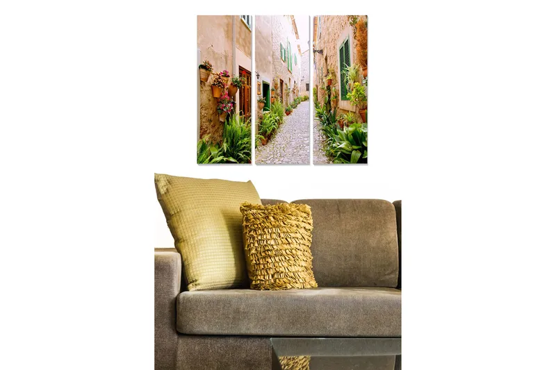 Trelerretsbilde 3-delt 50x70 cm - Sjarmerende smug med blomsterdekorasjoner og grønne planter, Beige / Grønn / Rød