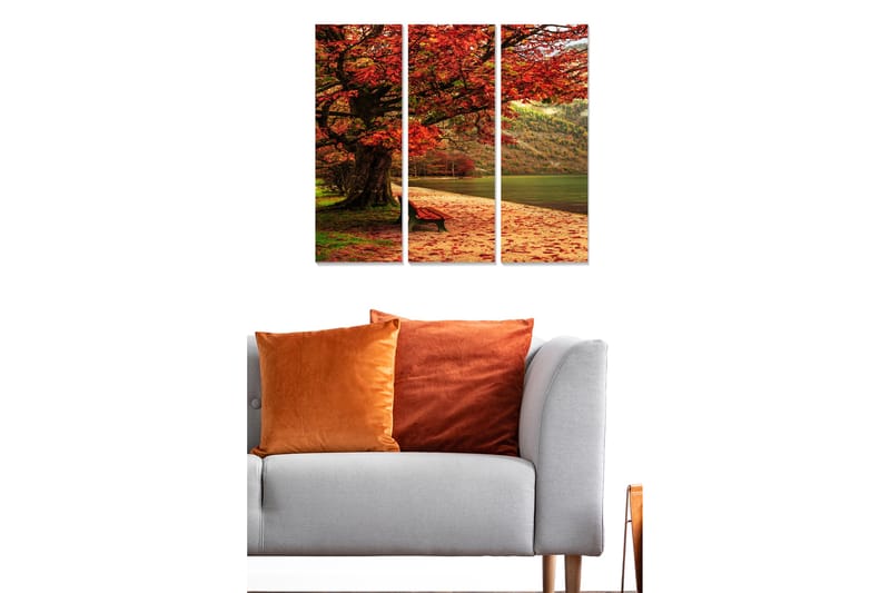 Trelerretsbilde 3-delt 50x70 cm - Storslått høstskog med et rødbladet tre og en benk ved innsjøen - Rød / Grønn / Beige - Innredning - Bilder & kunst - Lerretsbilder