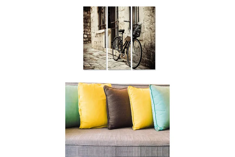 Trelerretsbilde 3-delt 50x70 cm - Sykkel lent mot en gammel steinmur i en pittoresk smug - Svart / Beige / Grå - Innredning - Bilder & kunst - Lerretsbilder