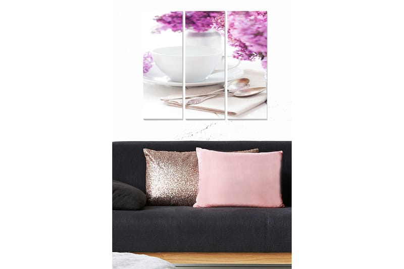 Trelerretsbilde 3-delt 50x70 cm - Vakker bukett med lilla blomster med en hvit kopp og skjeer i fokus, Lilla / Hvit