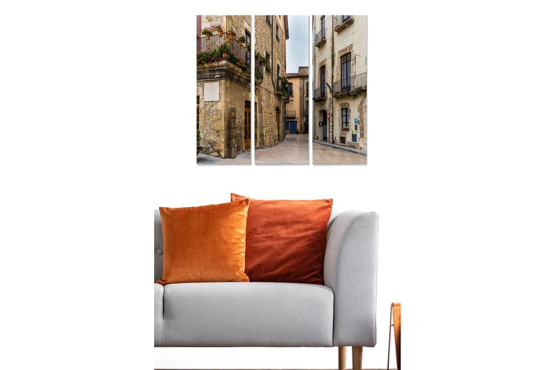 Trelerretsbilde i tre, 3 deler, 50x70 cm - Sjarmerende gate med historiske bygninger og blomsterprydede balkonger - Grå / Beige / Grønn - Innredning - Bilder & kunst - Lerretsbilder