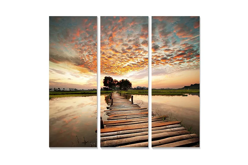 Trelerretsbilde i tre, 3 deler, 50x70 cm - Vakker solnedgang over en trebro som strekker seg over stille vann, Oransje / Blå / Grønn