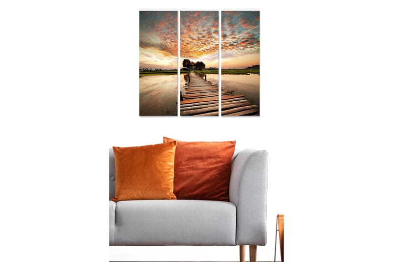 Trelerretsbilde i tre, 3 deler, 50x70 cm - Vakker solnedgang over en trebro som strekker seg over stille vann - Oransje / Blå / Grønn - Innredning - Bilder & kunst - Lerretsbilder