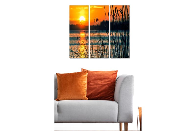 Trelerretsbilde i tre, 3-delt, 50x70 cm - Solnedgang over en speilblank innsjø med gress i forgrunnen - Oransje / Mørk blå / Gull - Innredning - Bilder & kunst - Lerretsbilder