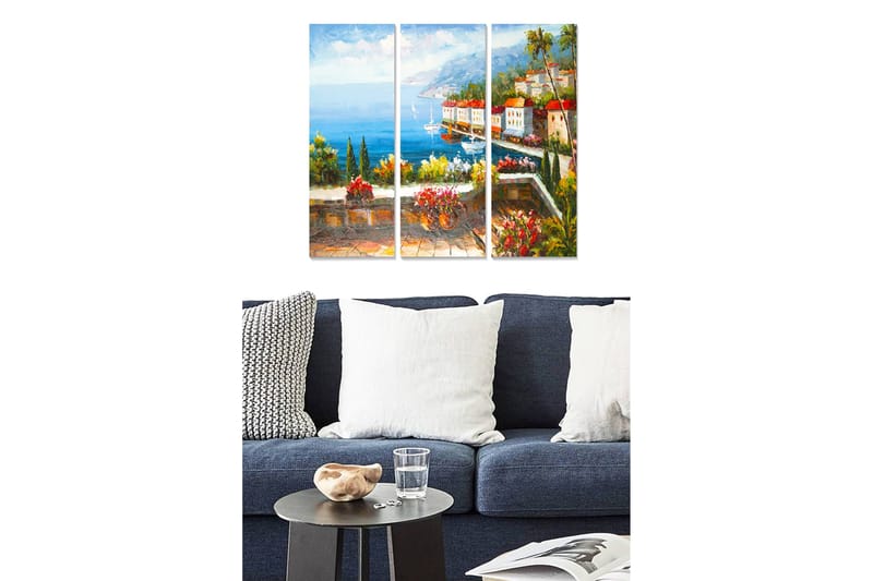 Trelerretsbilde i tre, 3-delt, 50x70 cm - Vakker kystutsikt med fargerike hus og blomsteroppsatser, Blå / Grønn / Rød