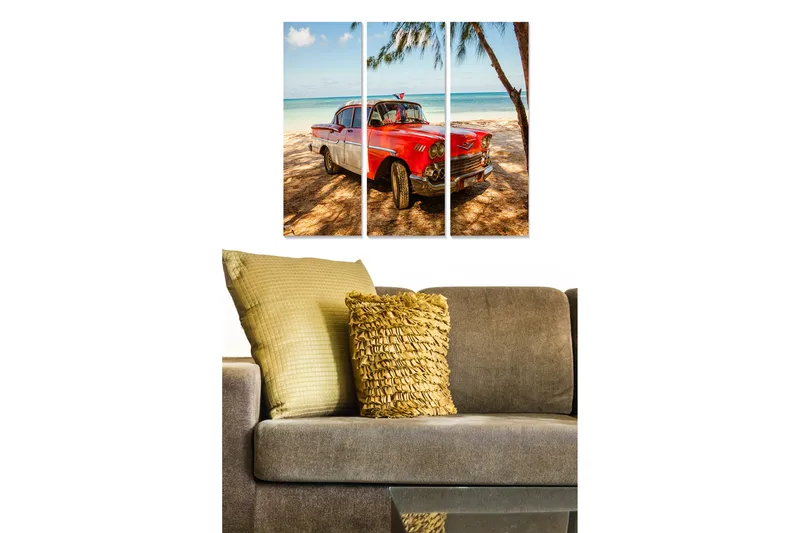 Trelerretsbilde i tre, 3-delt, 50x70 cm - Veteranbil på en strand med palmer i bakgrunnen - Rød / Hvit / Blå - Innredning - Bilder & kunst - Lerretsbilder