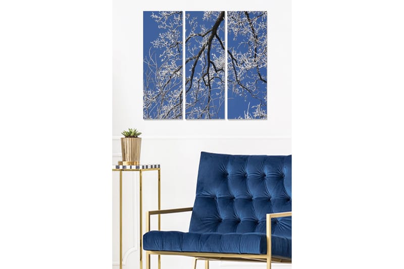 Trelerretsbilde i tre, 3-delt, 50x70 cm - Vinterlandskap med frostede grener mot en klar blå himmel, Blå / Hvit