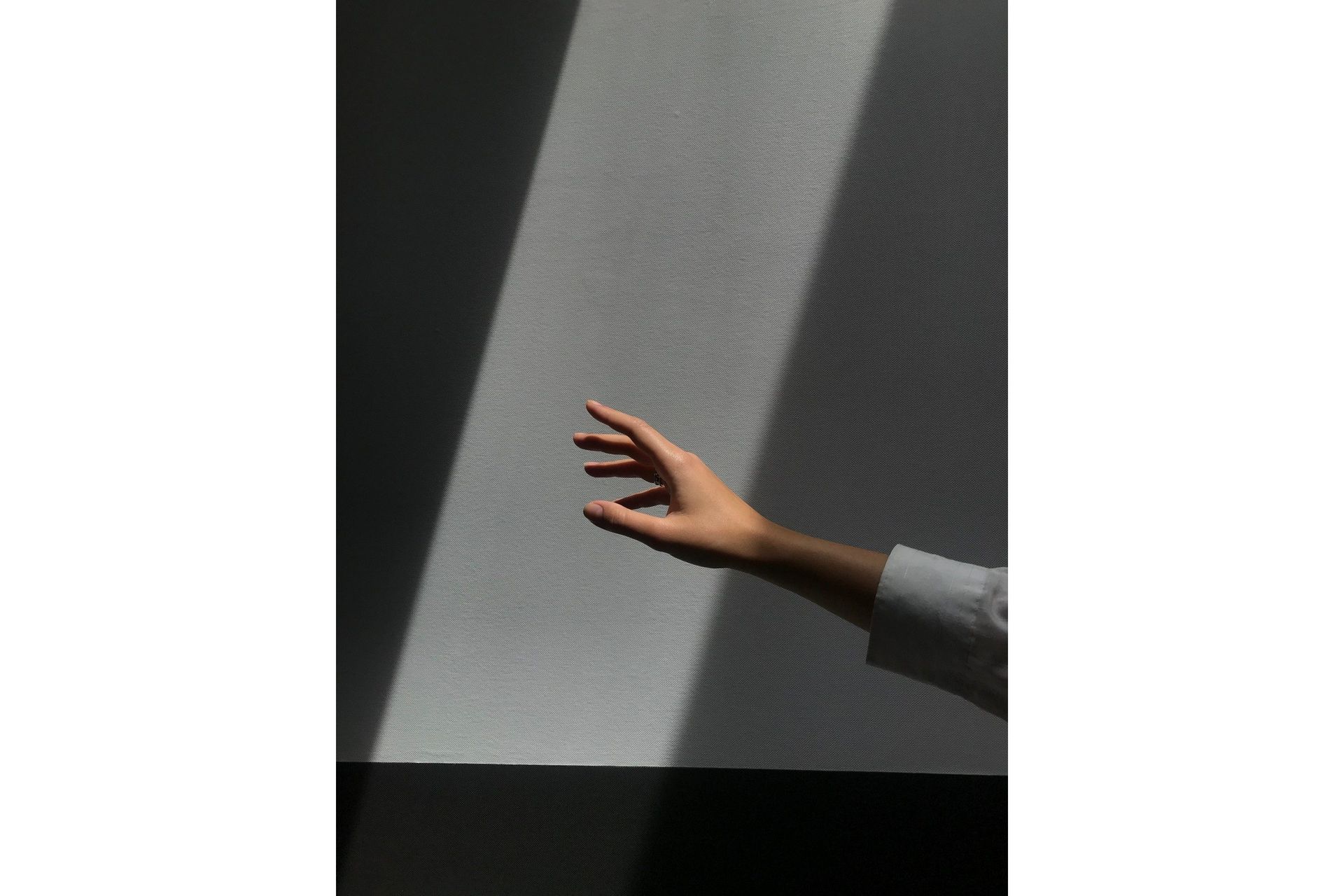 Poster Reaching Hand 21x30 cm - Grå