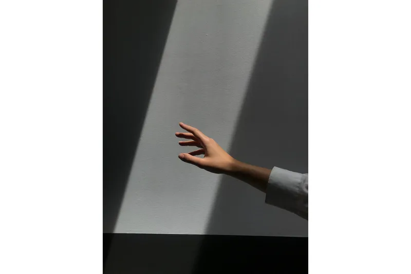 Poster Reaching Hand 21x30 cm, Grå