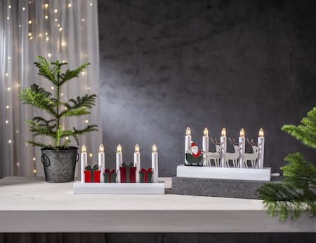 Julia lysestake 28 cm - hvit med flerfargede julegaver - Innredning - Julepynt & helgedekorasjon - Julepynt & juledekorasjon