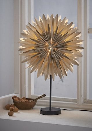 Winter Stjerne på fot 40 cm - beige med gullprikker/svart fot - Innredning - Julepynt & helgedekorasjon - Julepynt & juledekorasjon