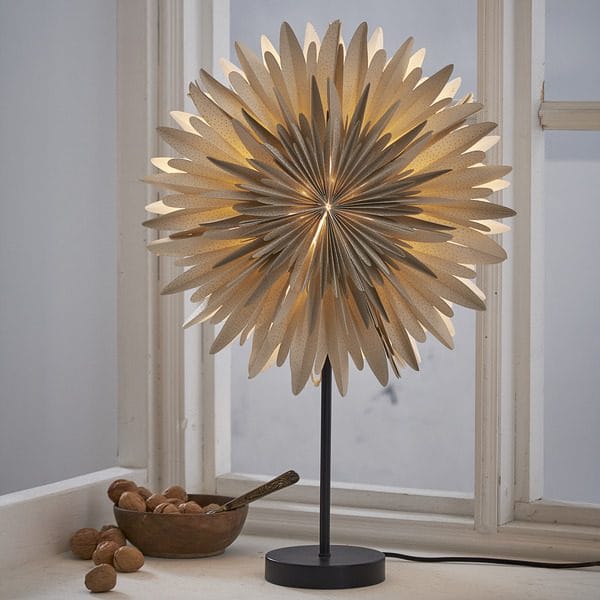 Winter Stjerne på fot 40 cm - beige med gullprikker/svart fot - Innredning - Julepynt & helgedekorasjon - Julepynt & juledekorasjon