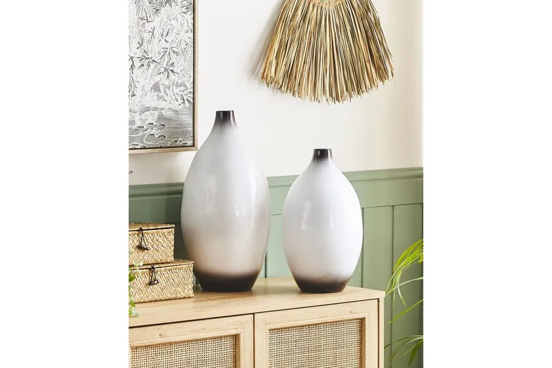 Dekorationsvas Beliani Baeza 21x21x46 cm White||Black - Innredning - Vaser
