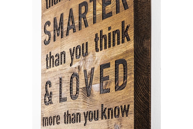 Braver Stronger Smarter Loved Veggdekor - Svart/Valnøtt - Innredning - Veggdekorasjon - Skilt - Metallskilt