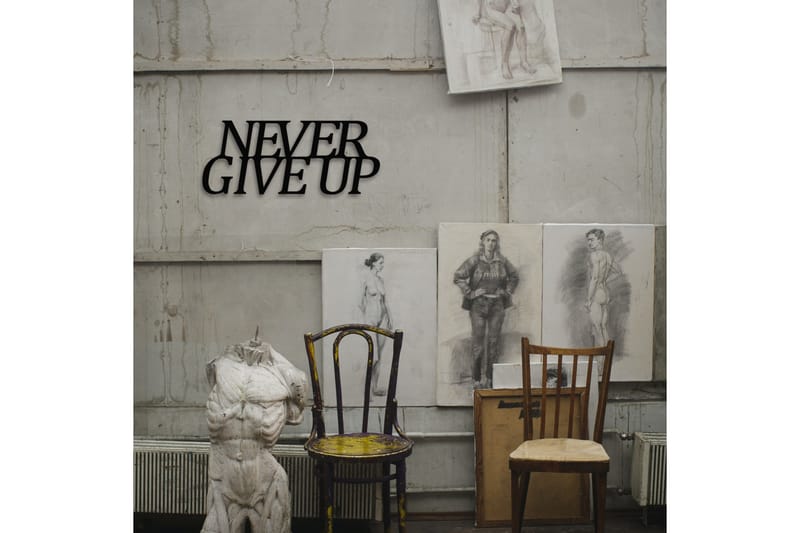 Never Give Up Veggdekor - Svart - Metallskilt