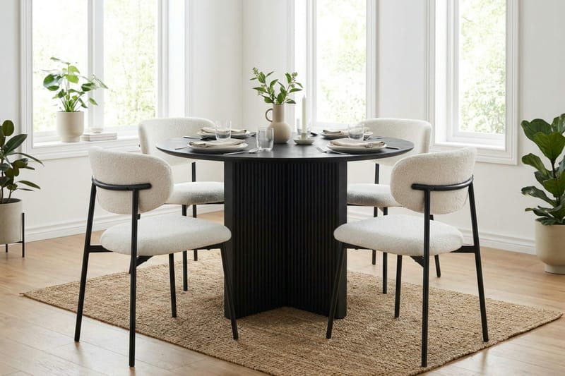 Edda spisegruppe rund 110 cm Svart med 4 Lucy spisestoler - Svart - Møbler - Bord - Spisegrupper