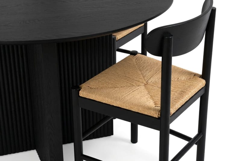Edda spisegruppe rund 110 cm svart med 4 Malte spisestoler - Møbler - Bord - Spisegrupper
