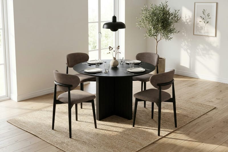 Edda spisegruppe rund 110 cm svart med 4 Molly spisestoler - Svart - Møbler - Bord - Spisegrupper