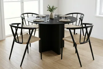 Edda spisegruppe rund 110 cm svart med 4 Winston spisestoler - Svartbeiset eik - Møbler - Bord - Spisegrupper