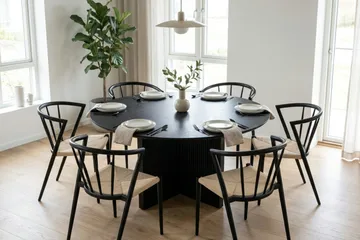 Edda spisegruppe rundt 130 cm svart med 6 Winston spisestoler - Svartbeiset eik - Møbler - Bord - Spisegrupper