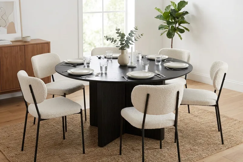 Edda spisegruppe rundt 150 cm svart med 6 Gemmiano spisestoler - Svart - Møbler - Bord - Spisegrupper