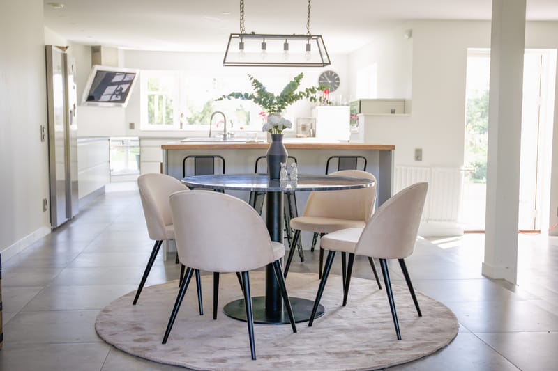 Estelle Spisegruppe 106 cm Rund med 4 Velvet Stoler, Beige