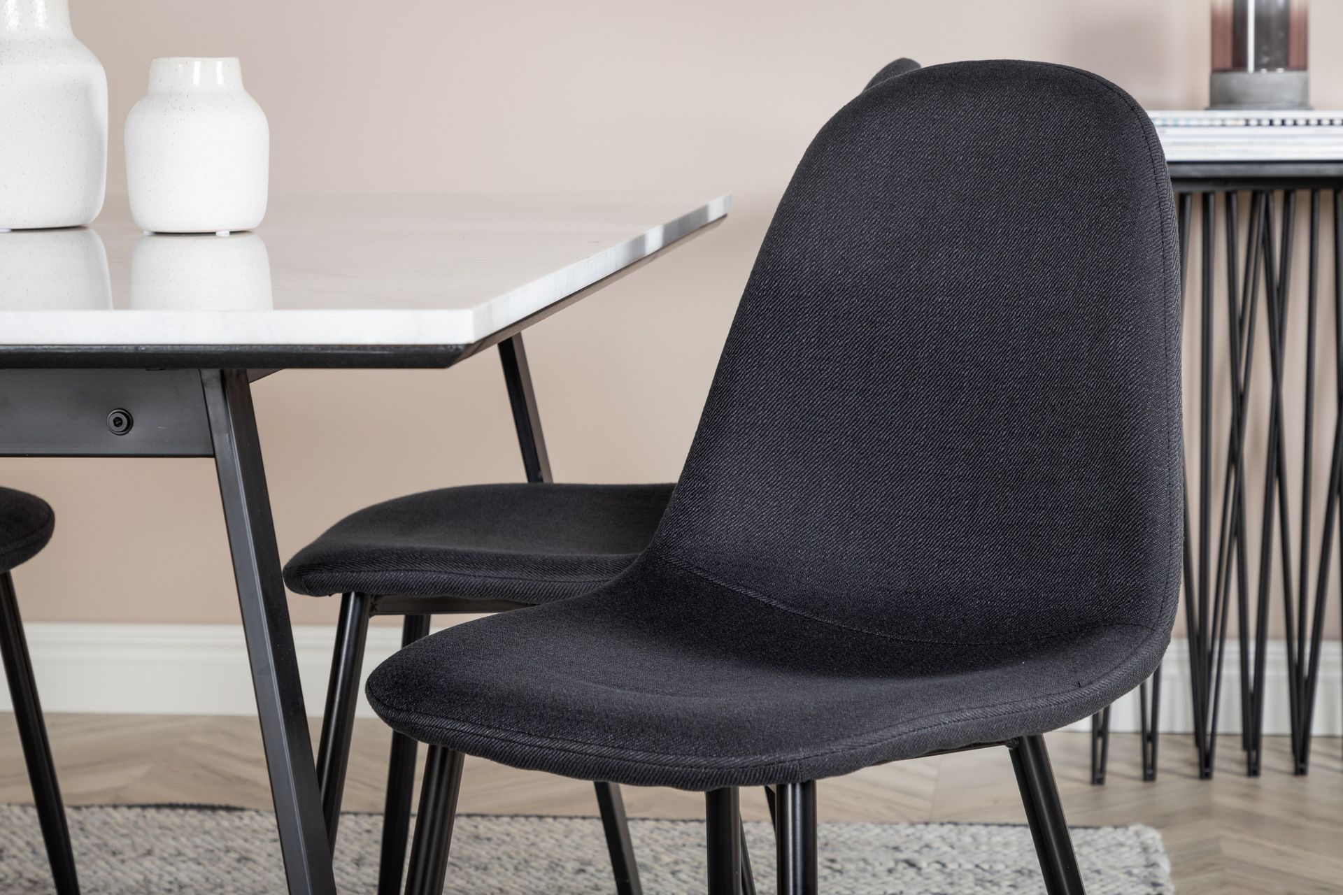 Estelle Spisegruppe 140 cm Rektangulær med 4 Polar Stoler - Sort - Møbler - Bord - Spisegrupper