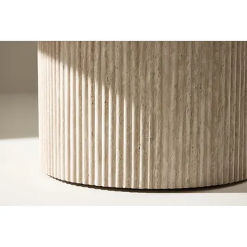 Härön Rundt Sofabord 80 cm i Stein med Riflet Søylefot - Beige - Møbler - Bord - Sofabord