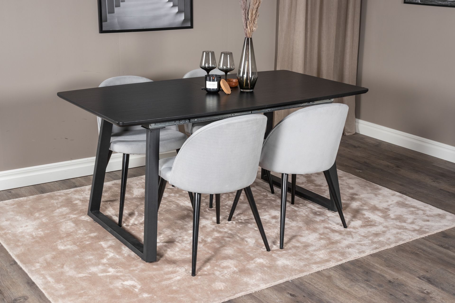Inca Spisegruppe Forlengningsbar 160 cm Rektangulær med 4 Velvet Stoler - Sort - Møbler - Bord - Spisegrupper