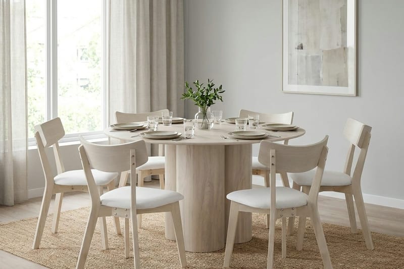 Juno spisegruppe 130 cm rund hvitlasert med 6 Ameli spisestoler med pute - Hvitlasert/Beige - Møbler - Bord - Spisegrupper