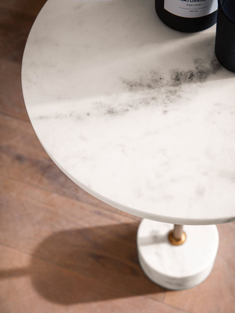 Aelros sidebord 30 cm - hvit marmor med grå årer og gullfarge - Møbler - Bord - Avlastningsbord - Konsollbord