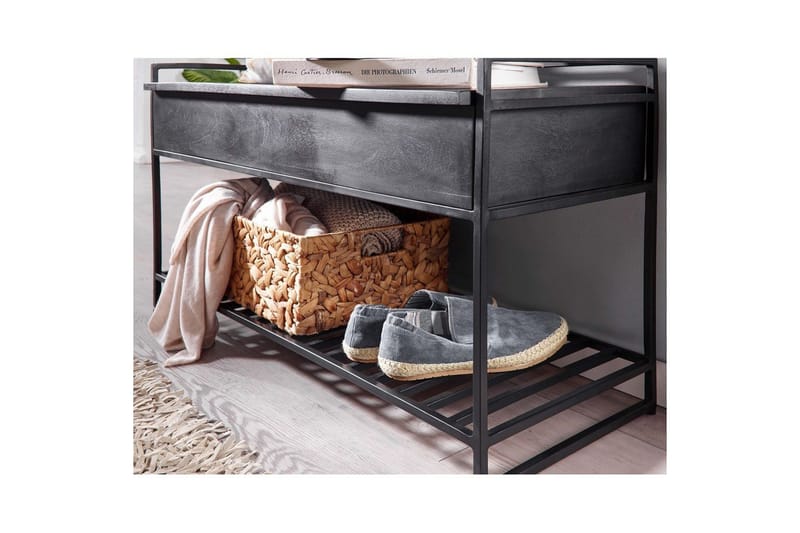 Benke Wohnling industrielt utseende med stor lagringsplass i massivt tre og åpen skohylle Svart - Svart - Møbler - Bord - Avlastningsbord - Lampebord & sidebord