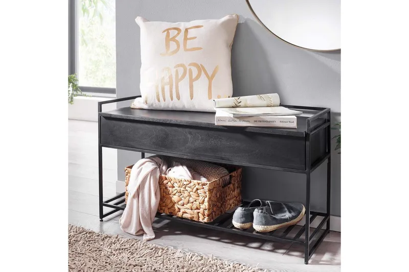 Benke Wohnling industrielt utseende med stor lagringsplass i massivt tre og åpen skohylle Svart - Svart - Møbler - Bord - Avlastningsbord - Lampebord & sidebord
