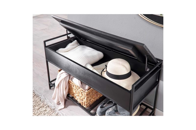 Benke Wohnling industrielt utseende med stor lagringsplass i massivt tre og åpen skohylle Svart - Svart - Møbler - Bord - Avlastningsbord - Lampebord & sidebord