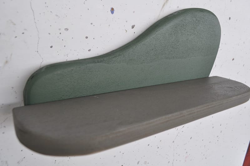 Dekorativ vegghylle i tre Hanah Home Magna Grønn / grå 35 x 20 x 11 cm - Møbler - Bord - Avlastningsbord - Pidestall & søylebord