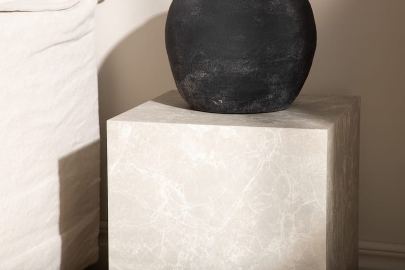 York High Travertin Sidebord 40x40x45 cm - Beige - Møbler - Bord - Avlastningsbord - Lampebord & sidebord
