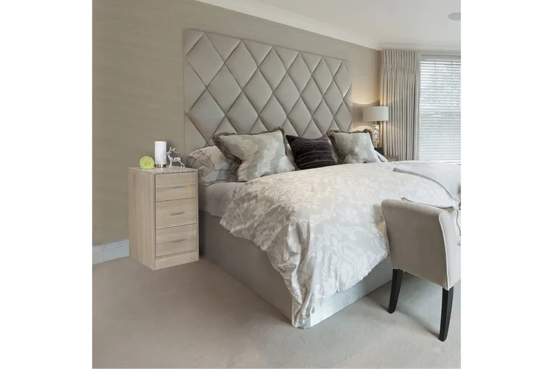 Nattbord Wohnling for kontinentalseng, 68 cm høy og 3 skuffer i en moderne stil Sonoma - Sonoma - Møbler - Bord - Avlastningsbord - Sengebord & nattbord