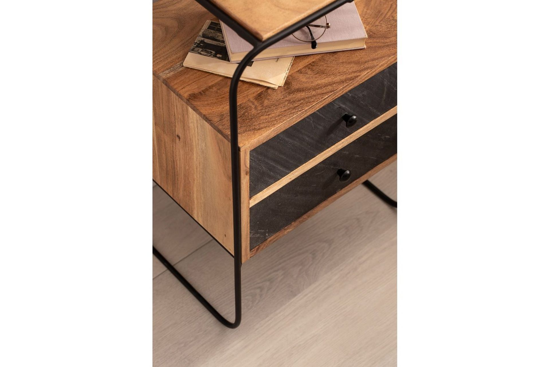 Nattbord Wohnling Heltre med 2 flytende skuffer i en metallramme - Møbler - Bord - Avlastningsbord - Sengebord & nattbord