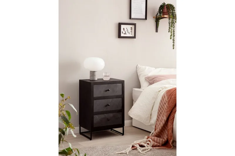 Nattbord Wohnling laget av massivt tre for kontinentalseng med 3 skuffer, skiferutseende, i landlig stil Svart - Svart - Møbler - Bord - Avlastningsbord - Sengebord & nattbord