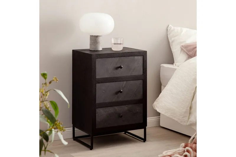 Nattbord Wohnling laget av massivt tre for kontinentalseng med 3 skuffer, skiferutseende, i landlig stil Svart - Svart - Møbler - Bord - Avlastningsbord - Sengebord & nattbord