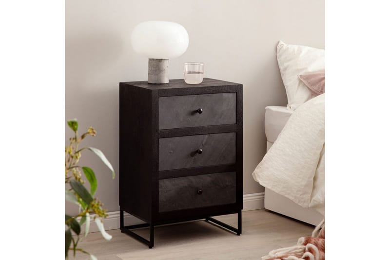 Nattbord Wohnling laget av massivt tre for kontinentalseng med 3 skuffer, skiferutseende, i landlig stil Svart - Svart - Møbler - Bord - Avlastningsbord - Sengebord & nattbord