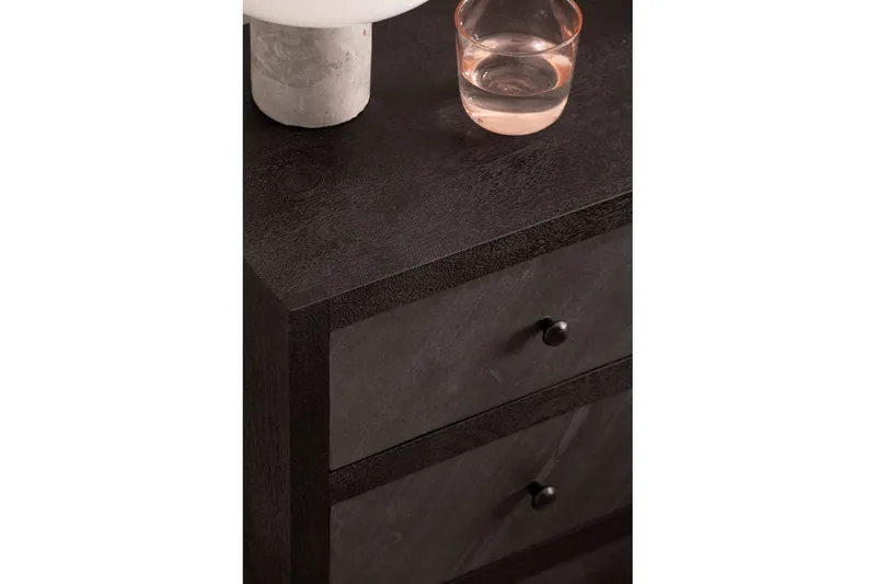 Nattbord Wohnling laget av massivt tre for kontinentalseng med 3 skuffer, skiferutseende, i landlig stil Svart - Svart - Møbler - Bord - Avlastningsbord - Sengebord & nattbord