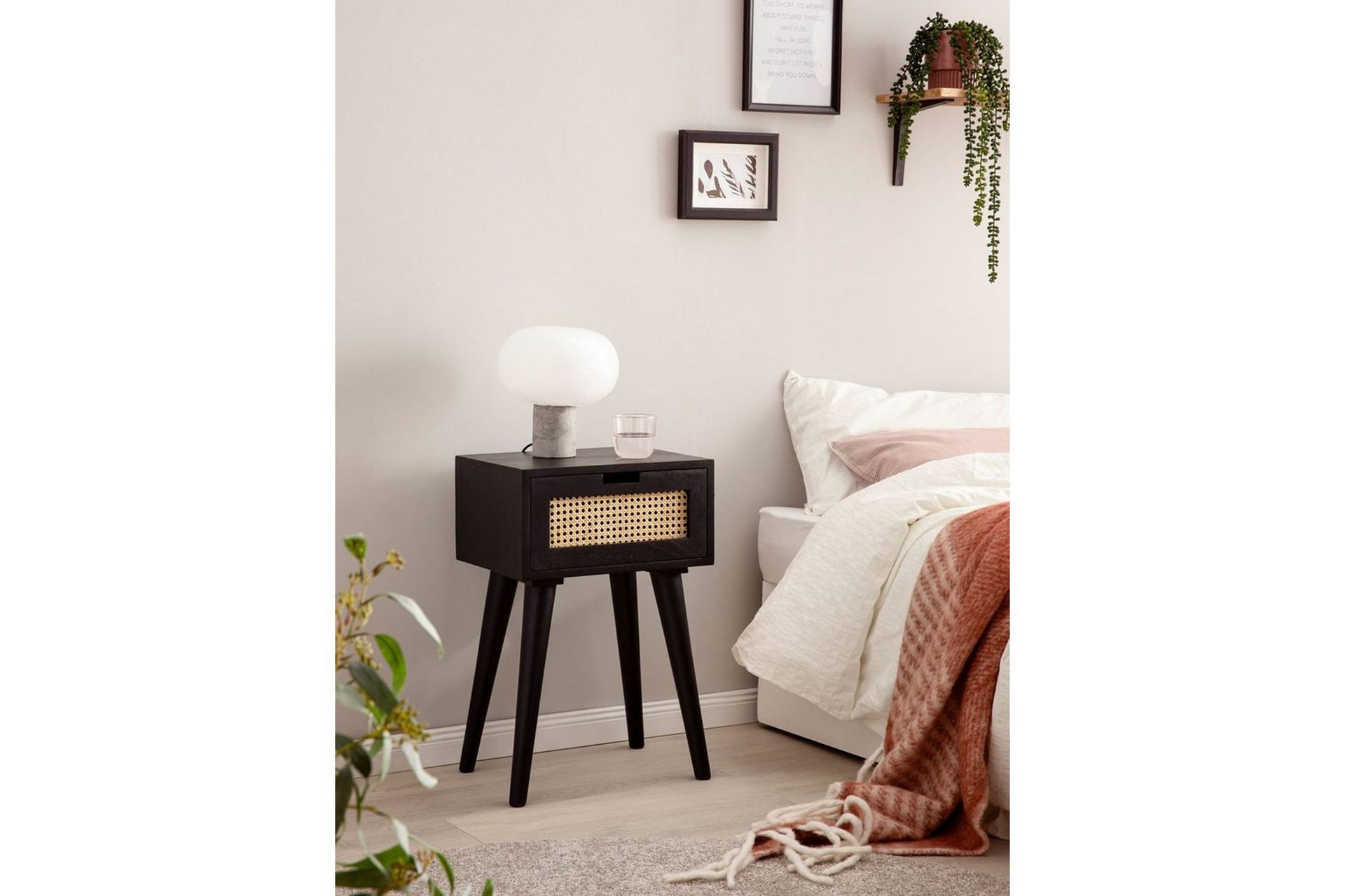 Nattbord Wohnling Massivt mangotre med 1 skuff med wienerfletting i moderne design Svart - Svart - Møbler - Bord - Avlastningsbord - Sengebord & nattbord