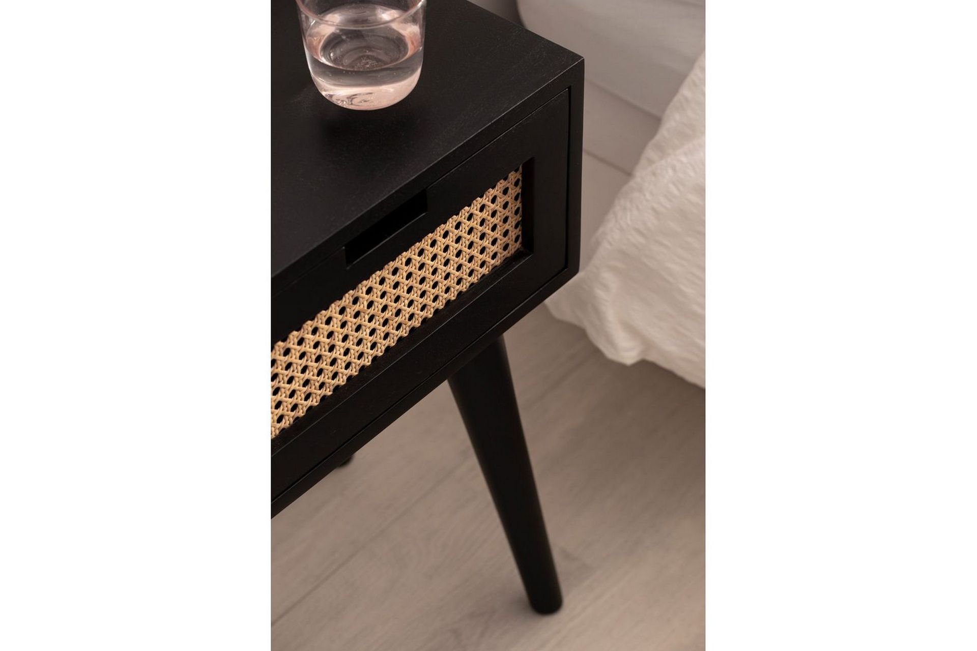 Nattbord Wohnling Massivt mangotre med 1 skuff med wienerfletting i moderne design Svart - Svart - Møbler - Bord - Avlastningsbord - Sengebord & nattbord