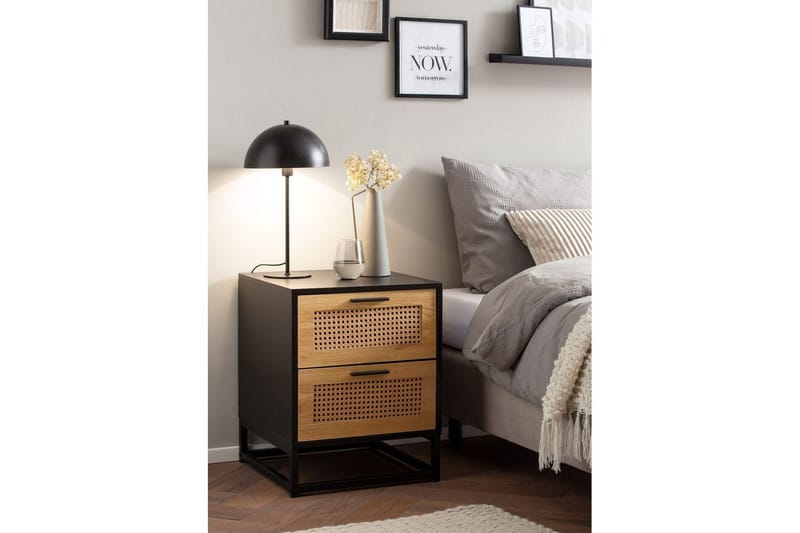 Nattbord Wohnling Massivt mangotre med 2 skuffer med Wienerkurvverk i industrielt utseende - Møbler - Bord - Avlastningsbord - Sengebord & nattbord