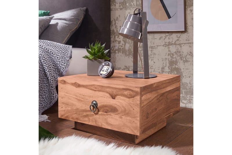 Nattbord Wohnling Massivt tre med skuff og elegant håndtak i lav design i landlig stil Akasie - Akasie - Møbler - Bord - Avlastningsbord - Sengebord & nattbord